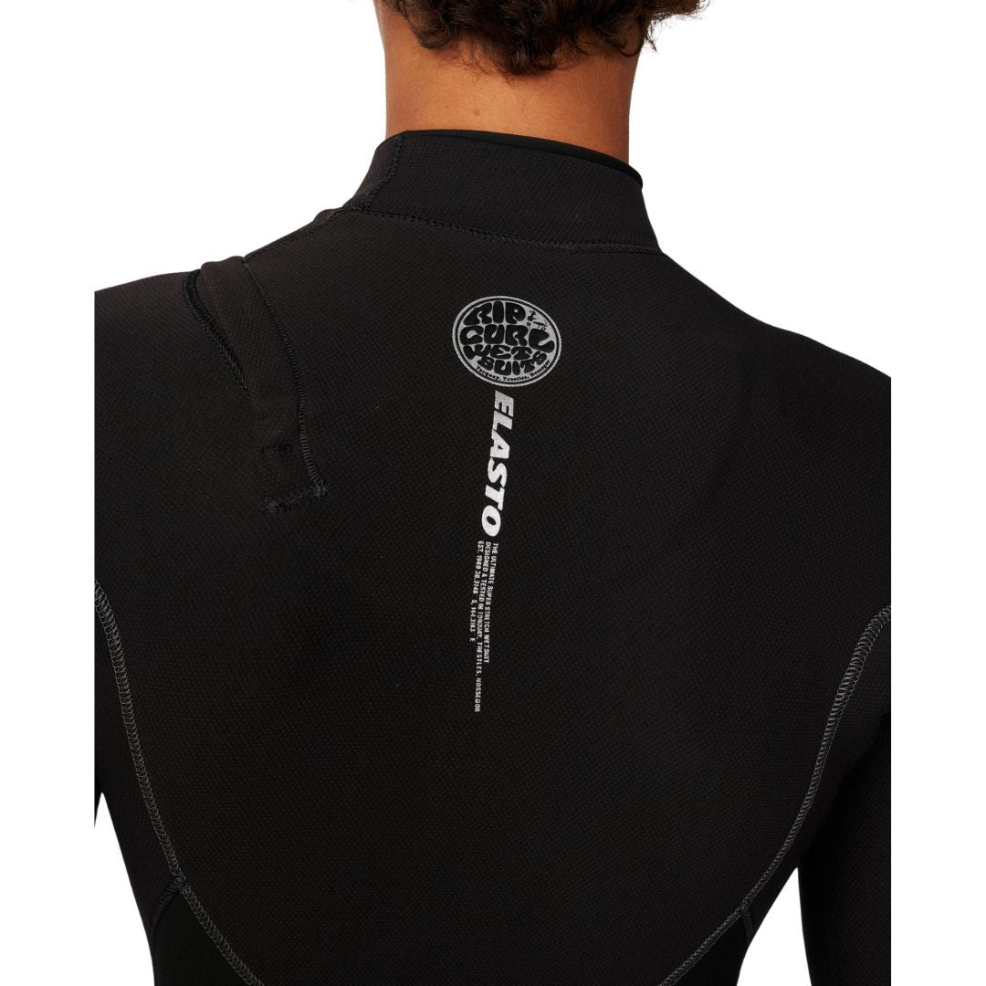 Detalle del logo circular Rip Curl Wetsuits y etiqueta Elasto en la espalda del traje Elasto Zip Free 5/4 en negro, con acabado de costuras reforzadas.