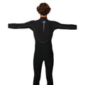 Rip Curl Elasto Zip Free 5/4 en negro, vista trasera con brazos extendidos, mostrando el corte ergonómico de hombros y el logo Elasto en la espalda.