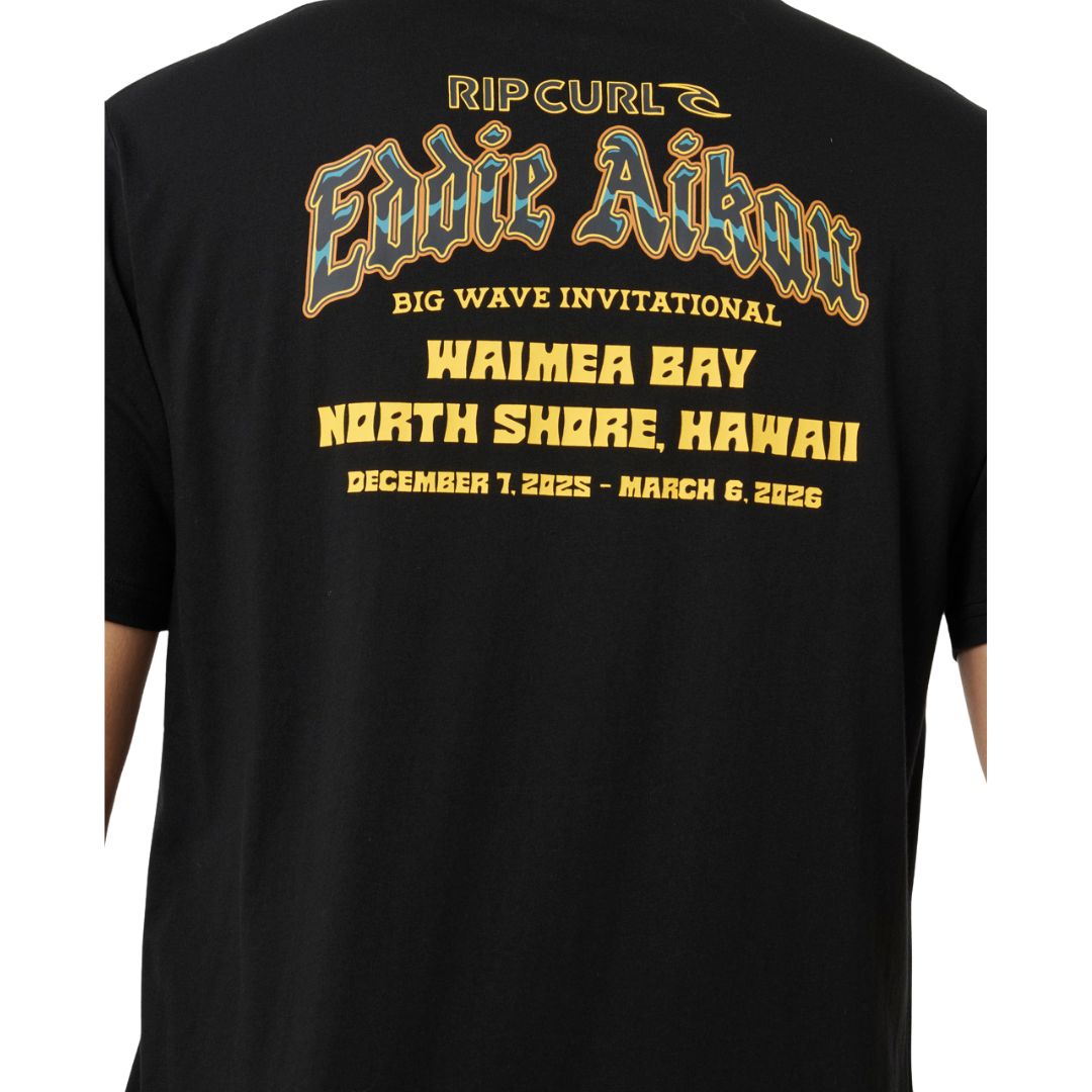 Detalle trasero de la camiseta negra Rip Curl EWG Comp Tee con estampado Eddie Aikau Big Wave Invitational.