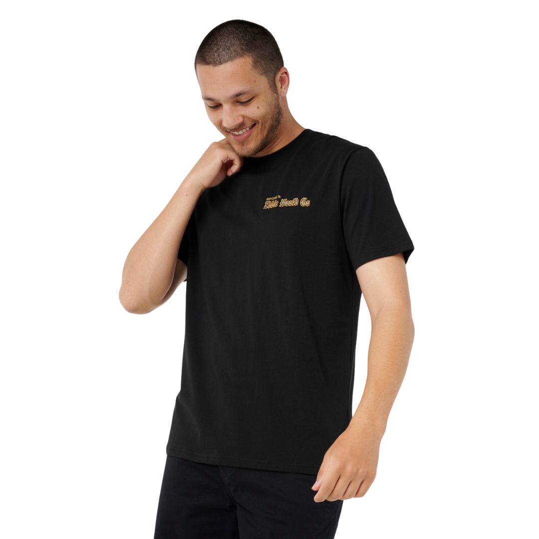 Camiseta negra Rip Curl EWG Comp Tee con estampado frontal Eddie Aikau en vista frontal.