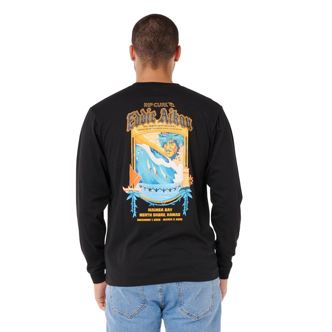 Vista trasera completa de la camiseta Rip Curl EWG Poster Art negra con estampado Eddie Aikau a todo color.