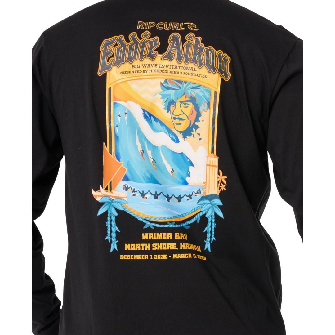 Detalle trasero de la camiseta Rip Curl EWG Poster Art negra con ilustración gráfica de Eddie Aikau.