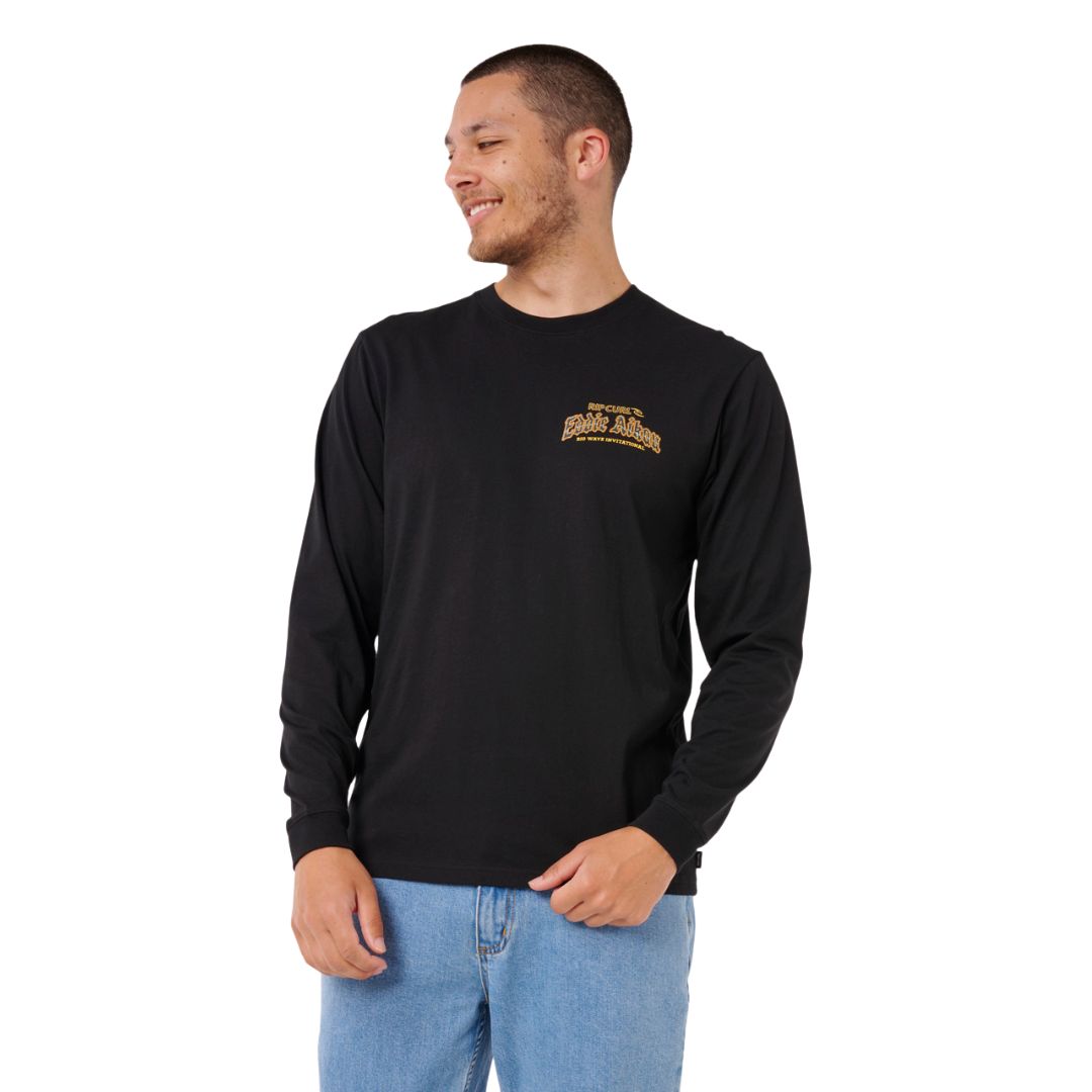 Camiseta negra Rip Curl EWG Poster Art de manga larga, modelo sonriendo en vista frontal.
