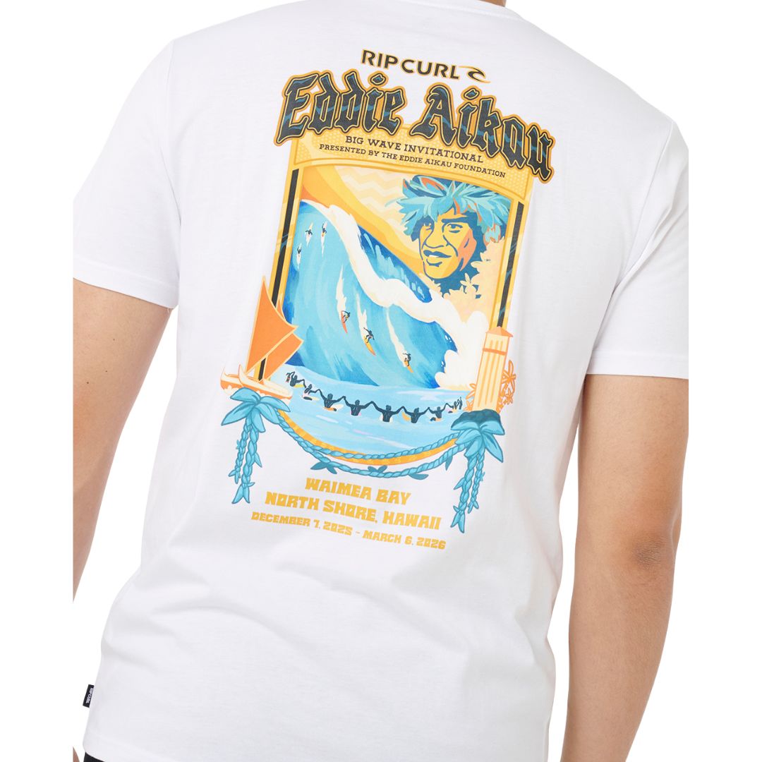 Detalle del gráfico trasero en la camiseta blanca Rip Curl EWG Poster Art, con escena de olas y retrato de Eddie Aikau.