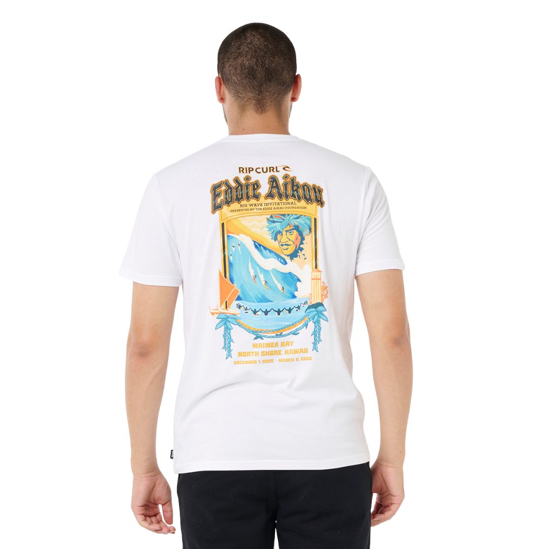 Camiseta blanca Rip Curl EWG Poster Art, vista trasera mostrando diseño gráfico con homenaje a Eddie Aikau.