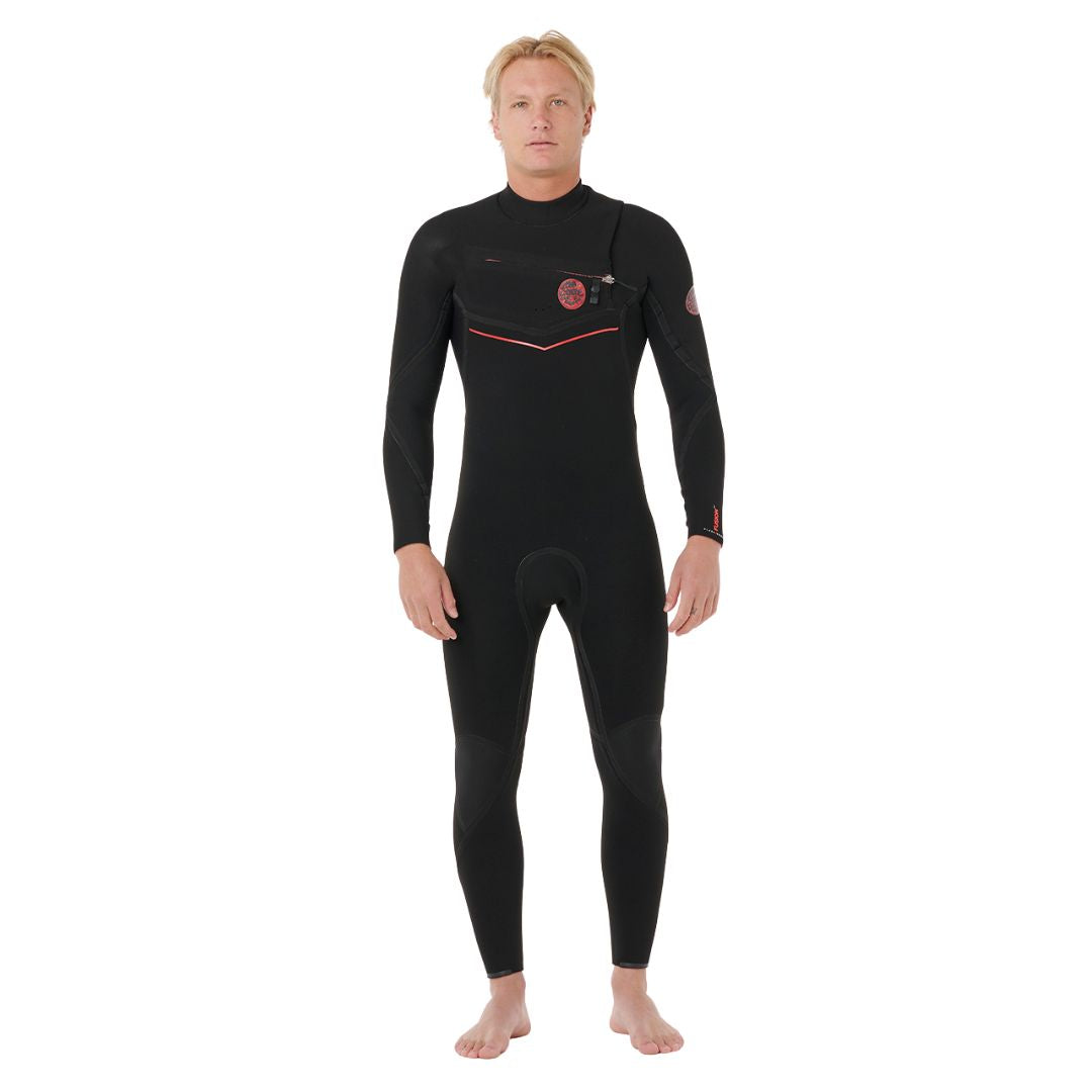 Rip Curl F-Bomb Fusion Chest Zip 4/3 en color negro, traje de neopreno hombre visto de frente completo, con cremallera diagonal en el pecho y detalles en rojo.