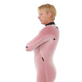 Forro interior del traje Rip Curl F-Bomb Fusion Chest Zip 4/3, vista lateral con los brazos cruzados, mostrando la textura afelpada en tono rosa del forro.