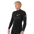 Traje de neopreno Rip Curl F-Bomb Fusion Chest Zip 4/3 negro, vista lateral de tres cuartos mostrando el ajuste general y la línea roja Fusion Dry Seam.