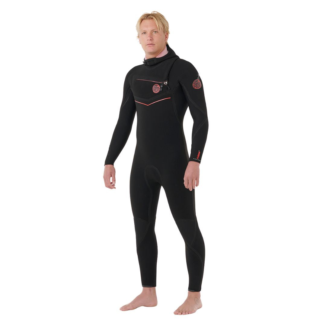 Traje de neopreno Rip Curl F-Bomb Fusion Chest Zip Hood 4/3 negro, vista lateral de tres cuartos mostrando la capucha bajada y el ribete rojo en el pecho.