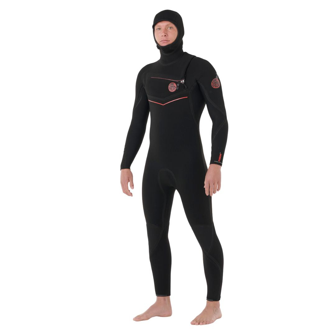 Traje de neopreno Rip Curl F-Bomb Fusion Chest Zip Hood 4/3 en negro, vista frontal con la capucha puesta, mostrando la cremallera diagonal en el pecho.