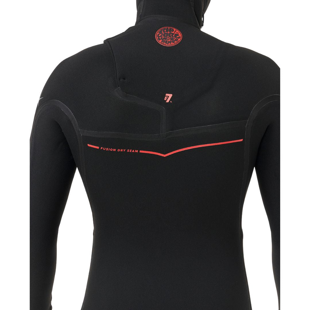 Rip Curl F-Bomb Fusion Chest Zip Hood 4/3 negro, primer plano de la espalda y la capucha, mostrando el texto Fusion Dry Seam y el logo Rip Curl en rojo.