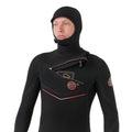 Rip Curl F-Bomb Fusion Chest Zip Hood 4/3 en negro, primer plano de la capucha ajustada y la cremallera del pecho con el logo Rip Curl Wetsuits en rojo intenso.