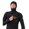 Traje de neopreno Rip Curl F-Bomb Fusion Chest Zip Hood 4/3 en negro, primer plano del pecho con la capucha puesta y la cremallera abierta mostrando el bolsillo.