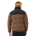 Vista trasera de la chaqueta Rip Curl Fade Out Cord Puffer marrón y negra con diseño acolchado.