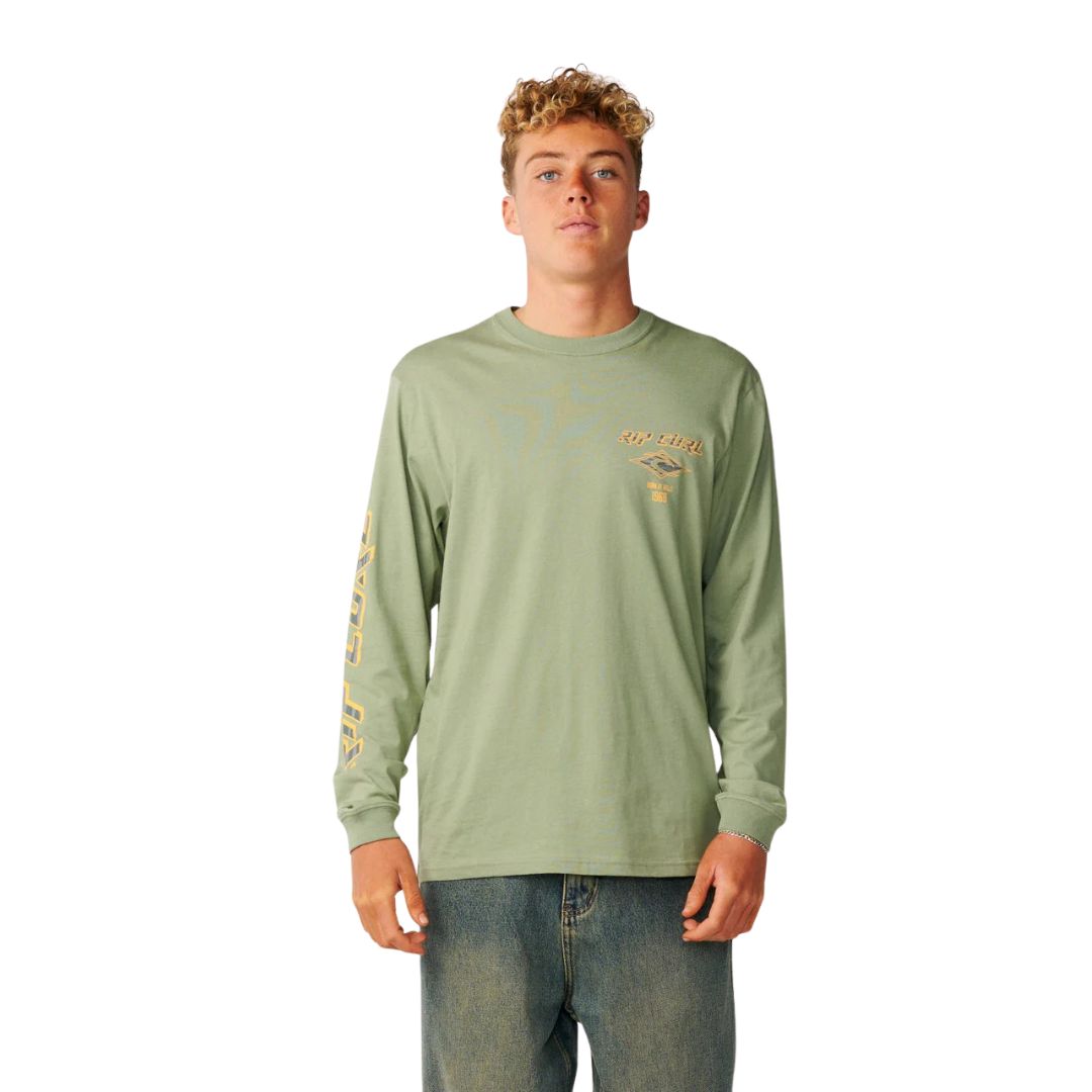Camiseta manga larga Rip Curl Fade Out Icon color sage de frente, con el logo Born at Bells 1969 bordado sobre el pecho.