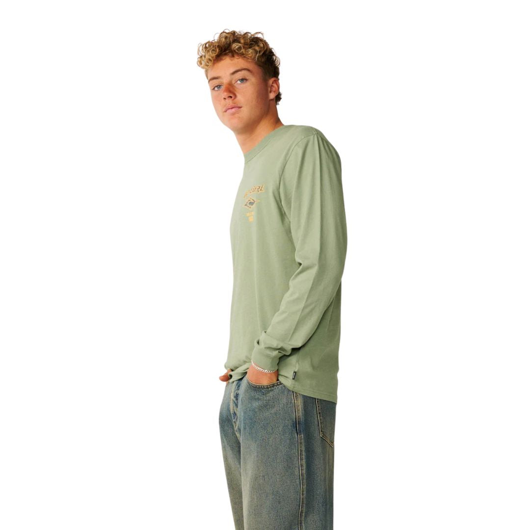 Camiseta manga larga Rip Curl Fade Out Icon color sage, vista de perfil con el logo Born at Bells 1969 en el pecho.