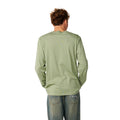 Camiseta manga larga Rip Curl Fade Out Icon color sage vista de espaldas, mostrando la caída y el ajuste regular de la prenda.