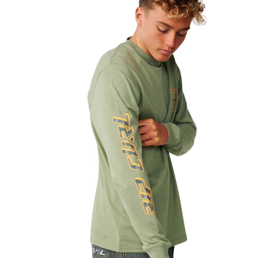 Detalle de la manga de la camiseta manga larga Rip Curl Fade Out Icon color sage, con el logo RIP CURL en tipografía gráfica.