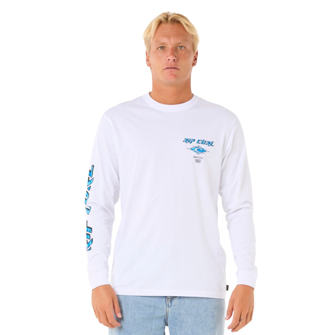 Camiseta blanca de manga larga Rip Curl Fade Out Icon con logo azul en el pecho, vista frontal.