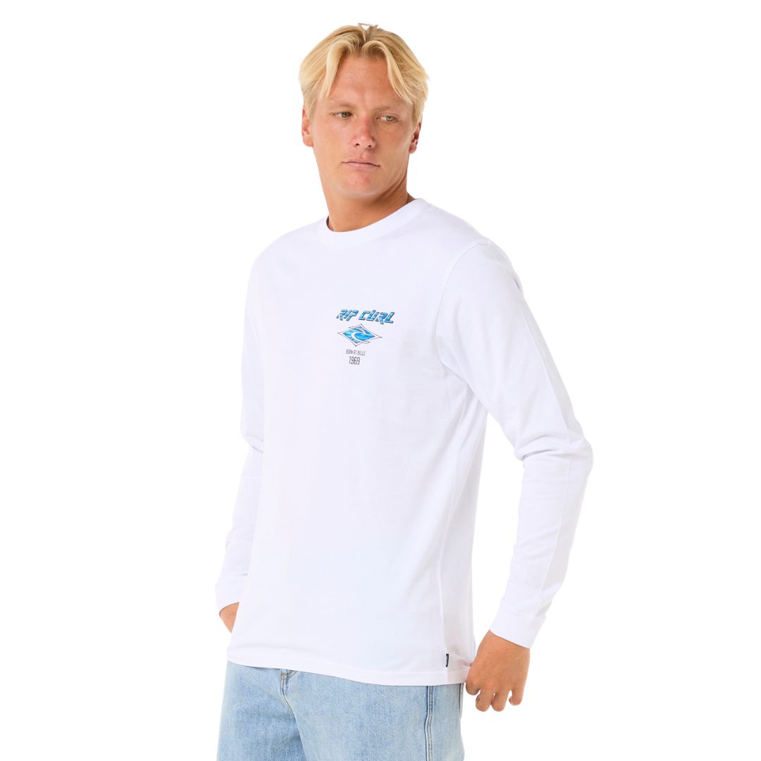 Camiseta blanca Rip Curl Fade Out Icon de manga larga con logo azul, vista lateral delantera.