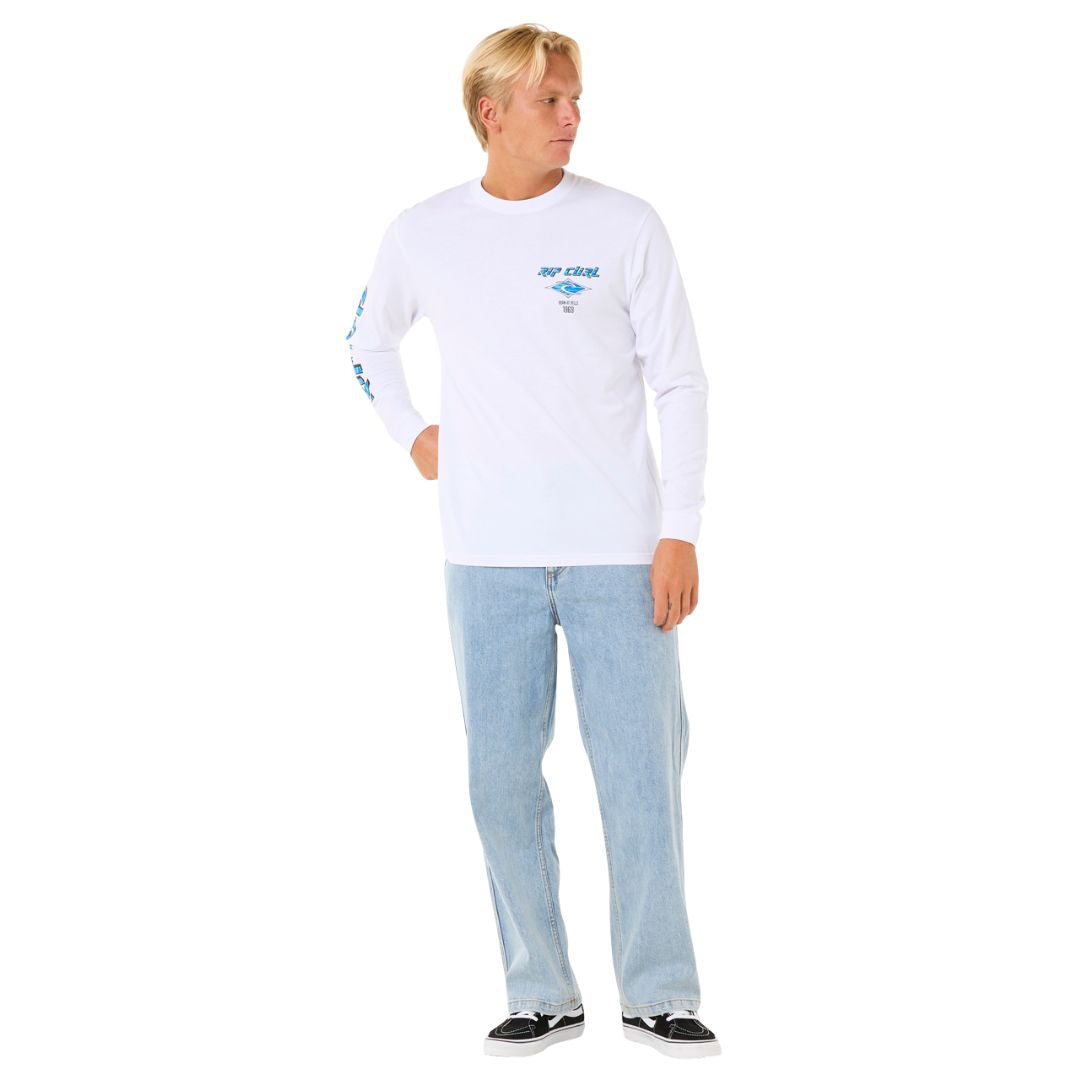 Camiseta blanca Rip Curl Fade Out Icon con estampado azul, vista frontal completa del modelo.