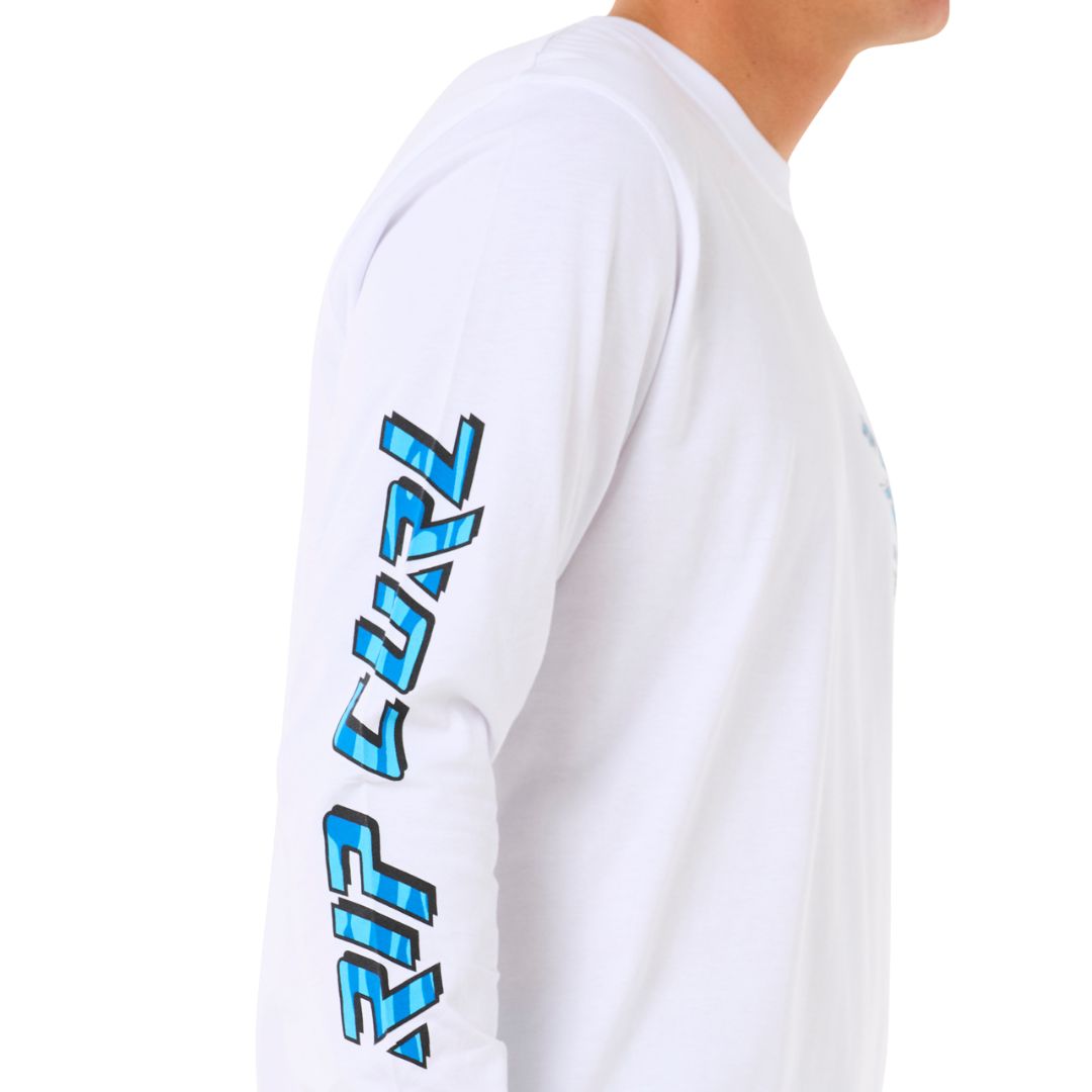 Detalle del estampado azul Rip Curl en la manga de la camiseta blanca Fade Out Icon.