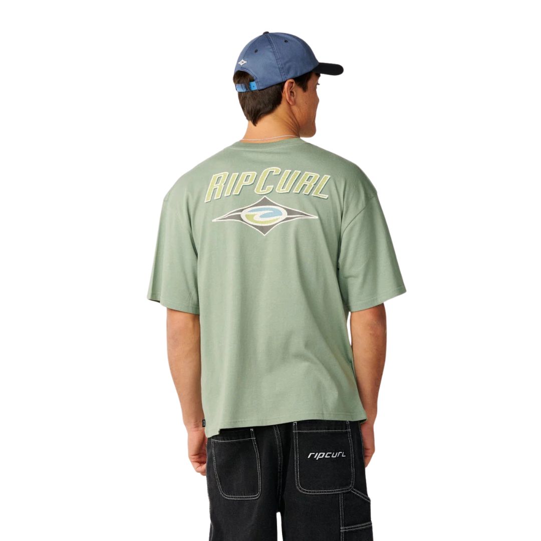 Camiseta Rip Curl Fade Out Icon Tee hombre color sage, vista trasera, logo grande Rip Curl con diamante centrado en la espalda, corte oversized.