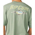 Detalle del logo Rip Curl con diamante estampado en la espalda de la camiseta Fade Out Icon Tee color sage, acabado craquelado vintage.