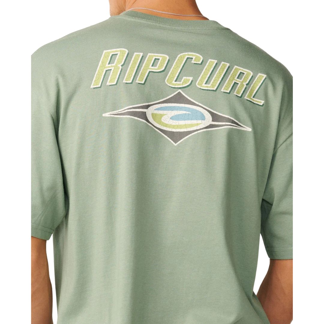 Detalle del logo Rip Curl con diamante estampado en la espalda de la camiseta Fade Out Icon Tee color sage, acabado craquelado vintage.