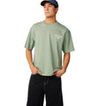 Camiseta Rip Curl Fade Out Icon Tee hombre color sage, vista frontal, logo Rip Curl pequeño en pecho, corte holgado oversized.