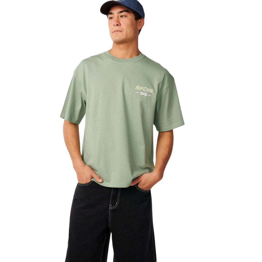 Camiseta Rip Curl Fade Out Icon Tee hombre color sage, vista frontal, logo Rip Curl pequeño en pecho, corte holgado oversized.
