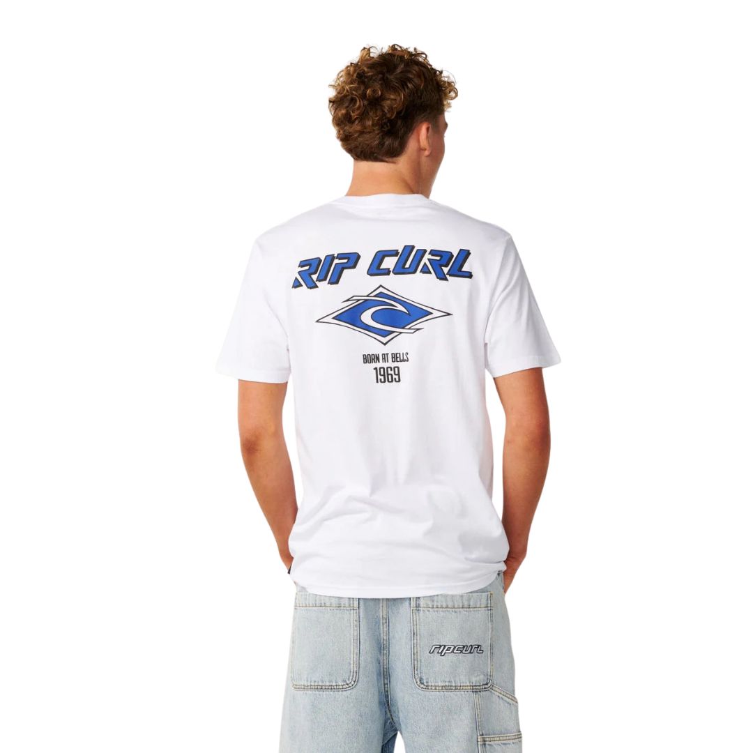 Camiseta Rip Curl Fade Out Icon Tee hombre color blanco, vista trasera, logo grande Rip Curl azul con texto Born at Bells 1969.