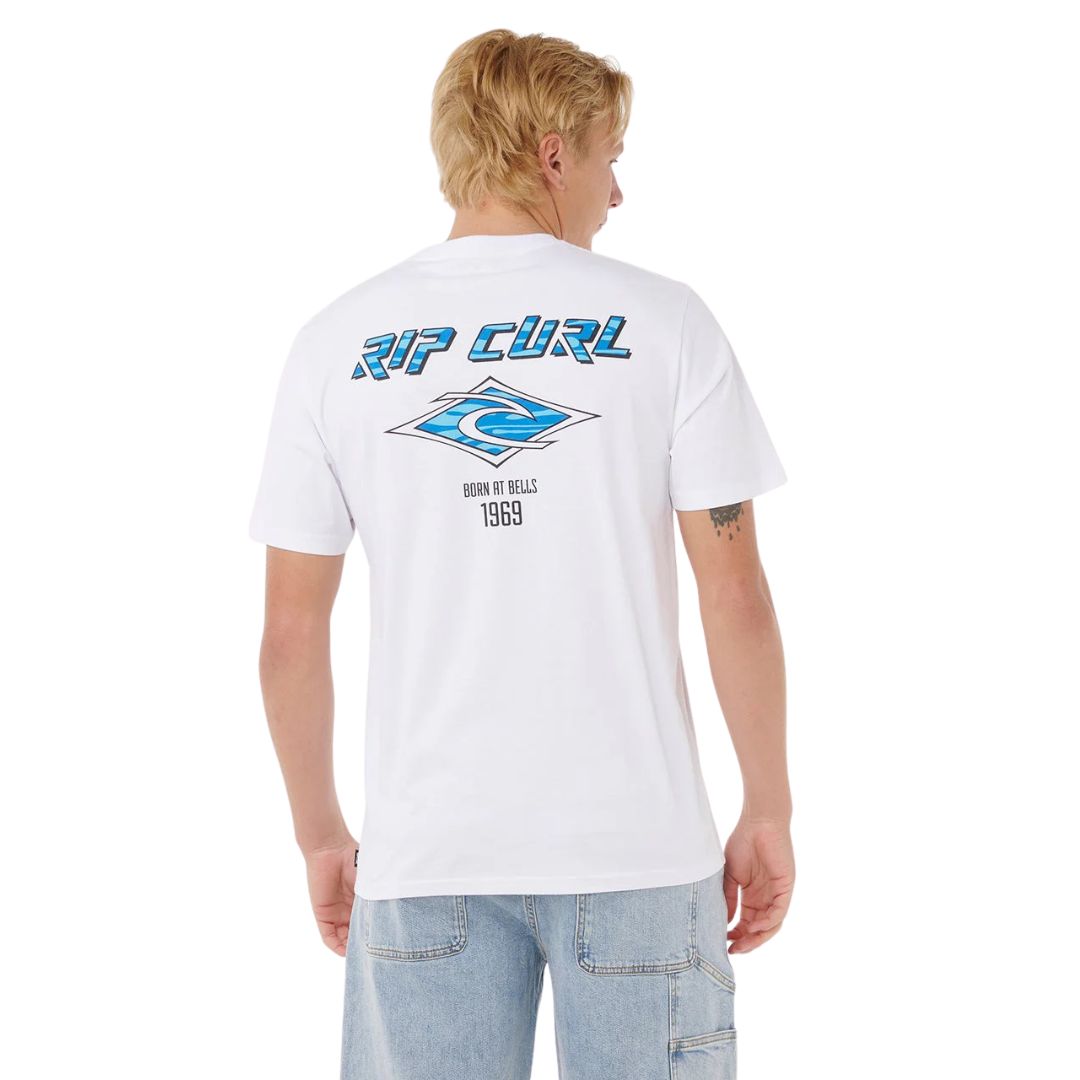 Parte trasera camiseta RIP CURL Fade Out Icon blanca con gran gráfico azul Born at Bells 1969 vista espalda.