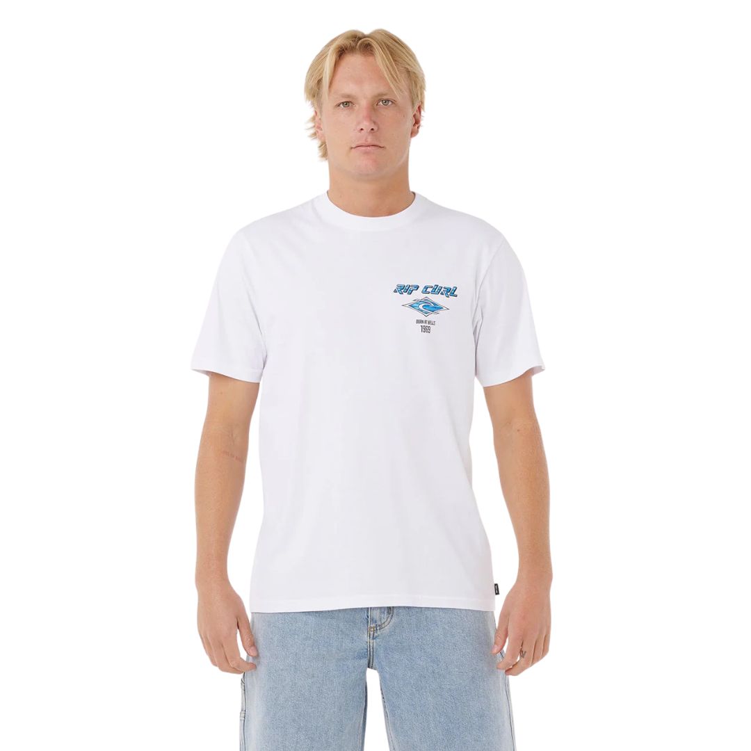RIP CURL Fade Out Icon camiseta surf blanca de manga corta para hombre vista frontal completa.