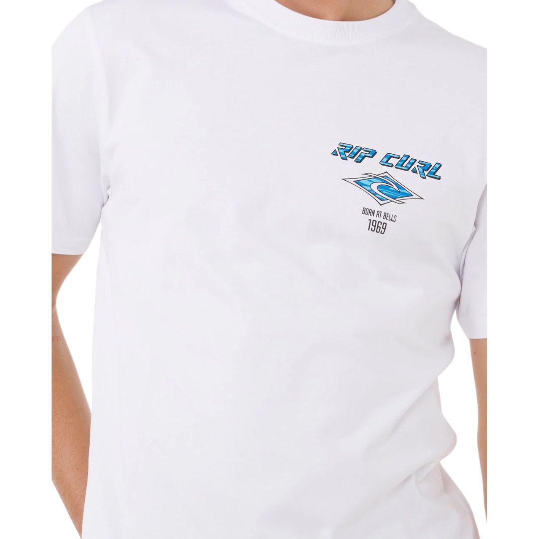 Detalle del logo RIP CURL Fade Out Icon en camiseta blanca de manga corta con gráfico azul en el pecho.