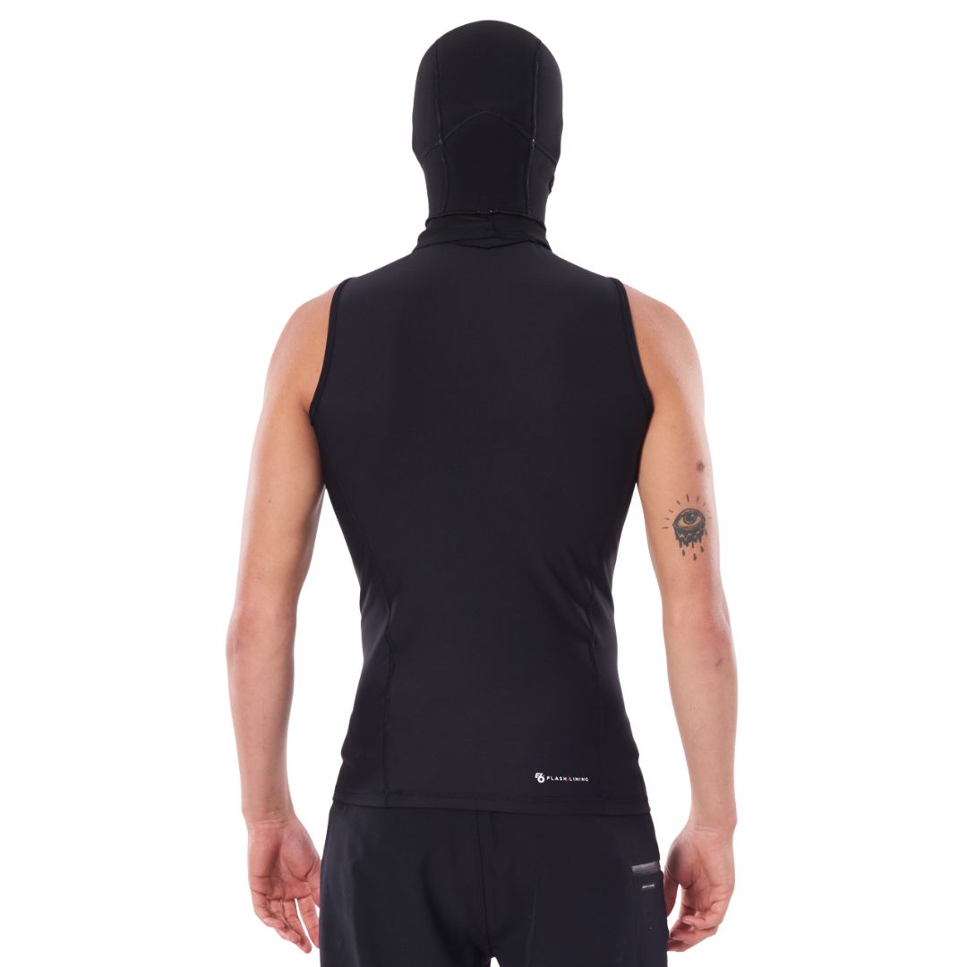 Vista trasera del Rip Curl Flashbomb Polypro Hooded Vest en negro con capucha puesta, mostrando etiqueta E6 Flash·Lining en la espalda baja y construcción de cuerpo polipro 0,5 mm.
