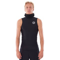 Rip Curl Flashbomb Polypro Hooded Vest en negro, vista frontal sobre modelo con capucha recogida al cuello, mostrando logo Wettie en el pecho y cuello de neopreno alto.