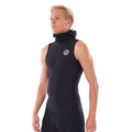 Chaleco de surf térmico Rip Curl Flashbomb Polypro en negro, vista lateral con capucha recogida al cuello, fit ajustado sin mangas y perfil del cuerpo en polipropileno 0,5 mm.