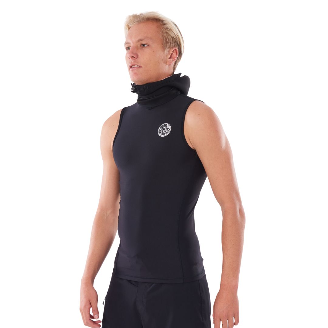 Chaleco de surf térmico Rip Curl Flashbomb Polypro en negro, vista lateral con capucha recogida al cuello, fit ajustado sin mangas y perfil del cuerpo en polipropileno 0,5 mm.