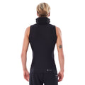 Vista trasera del Rip Curl Flashbomb Polypro Hooded Vest en negro sin capucha puesta, con etiqueta E6 Flash·Lining en la espalda y espalda en polipro 0,5 mm sobre modelo.