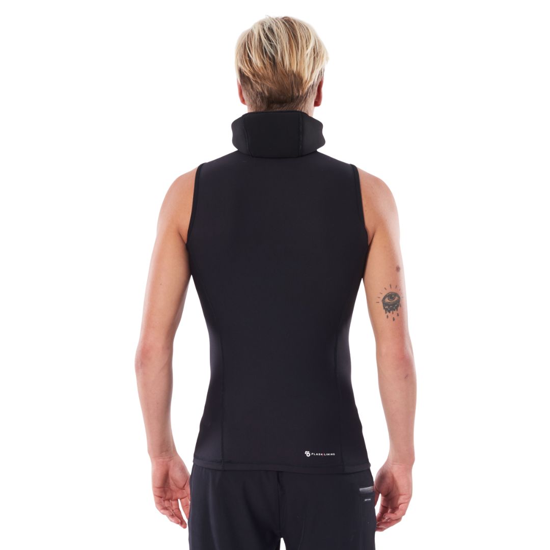 Vista trasera del Rip Curl Flashbomb Polypro Hooded Vest en negro sin capucha puesta, con etiqueta E6 Flash·Lining en la espalda y espalda en polipro 0,5 mm sobre modelo.
