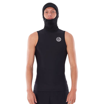 Rip Curl Flashbomb Polypro Hooded Vest en negro, vista frontal sobre modelo con capucha puesta y ajustada al rostro, mostrando logo Wettie circular en el pecho y cierre de barril.