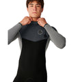 Traje de neopreno RIP CURL FLASHBOMB PRO 4/3 ZIP FREE en Charcoal Grey, primer plano del cuello y el cierre E-Zip en el pecho, diseño zip free que sella el agua fría sin cremallera trasera.