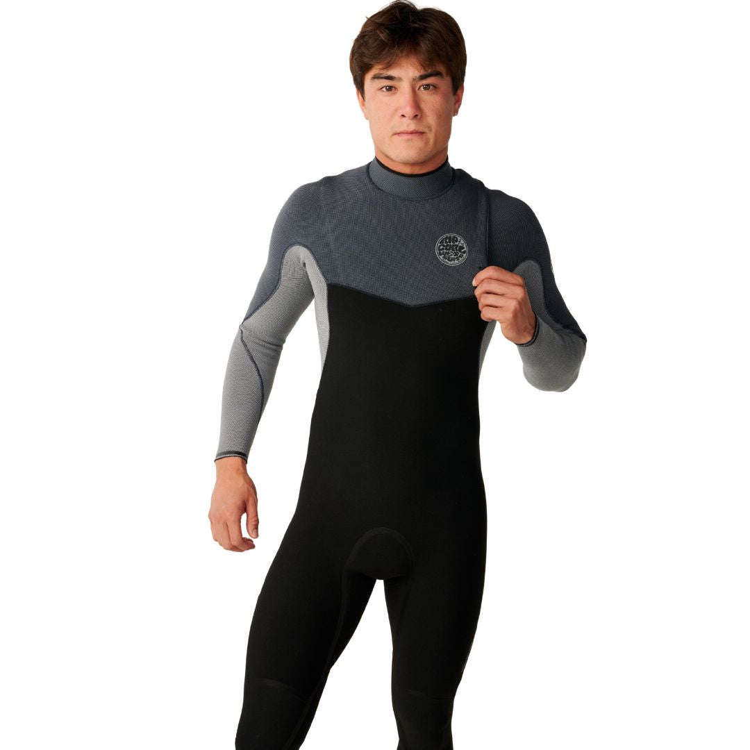Traje de surf RIP CURL FLASHBOMB PRO 4/3 ZIP FREE en Charcoal Grey, vista frontal en ángulo mostrando el sistema de entrada sin cremallera y el logotipo RIP CURL en el pecho para un ajuste hermético.