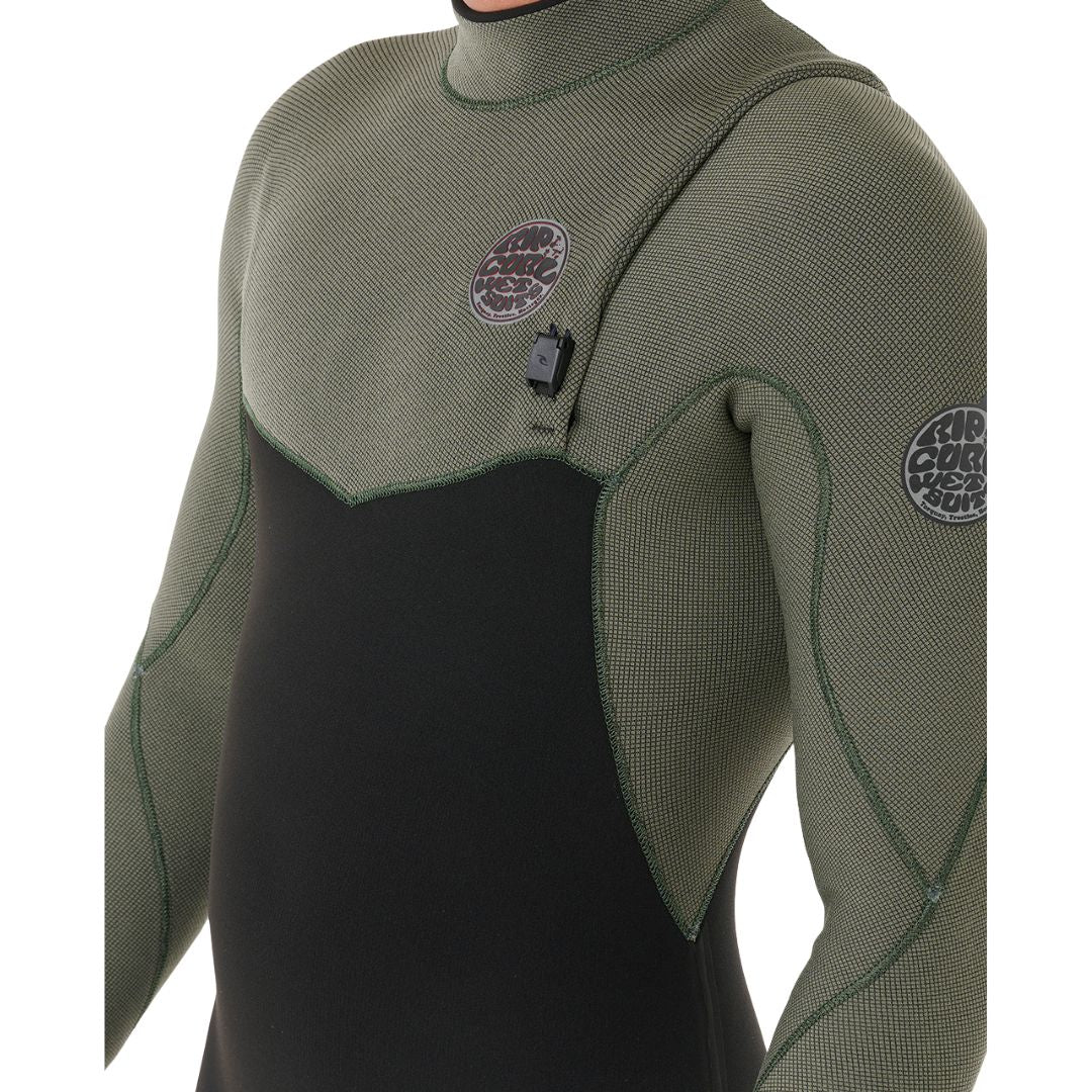 Detalle en primer plano del torso del traje Rip Curl Flashbomb Pro Zip Free 4/3 2026 en color Deep Cactus, con textura E7 Flash Lining y broche de sujeción