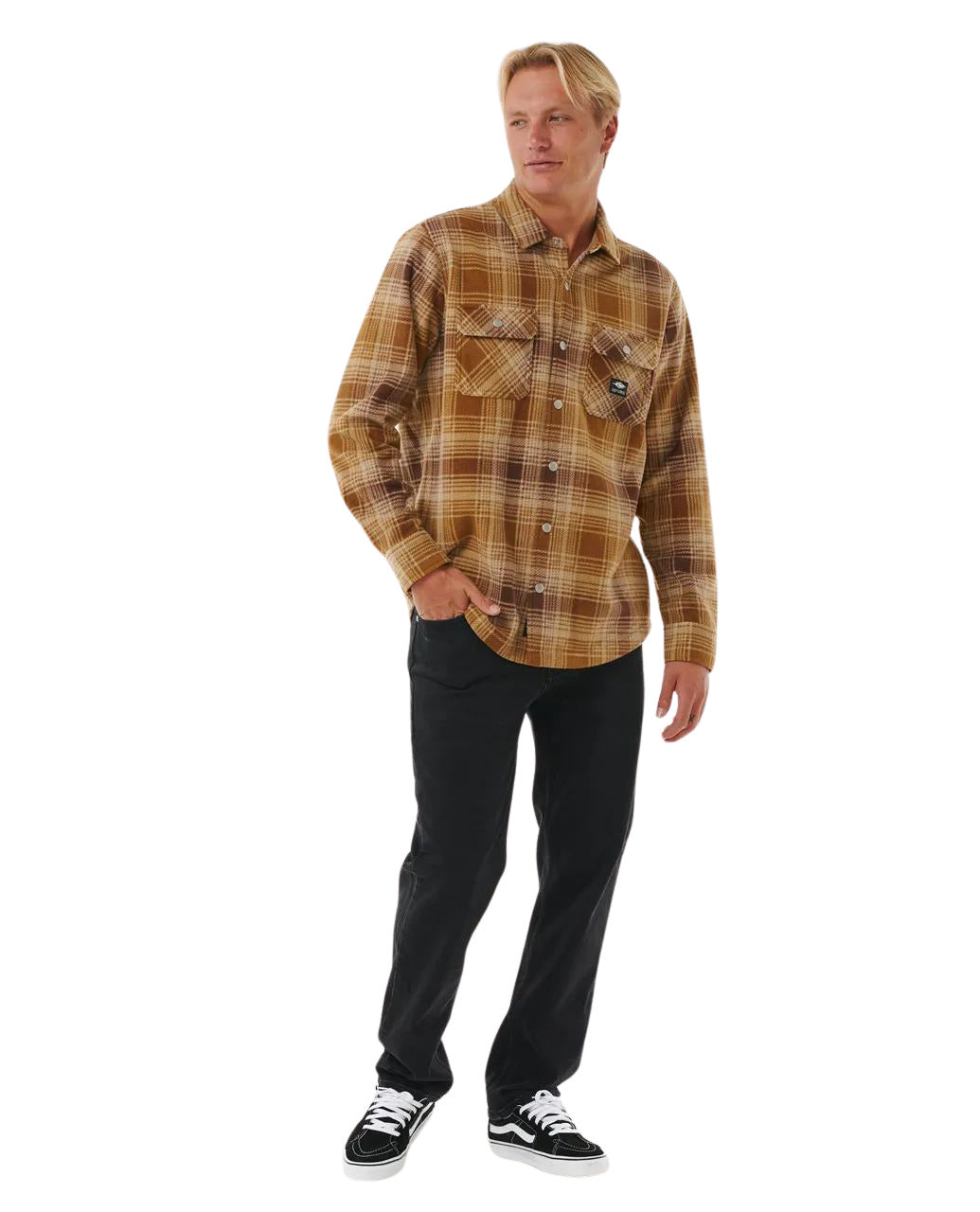 Hombre con la Camisa polar Rip Curl Fun Times Polar Fleece Shirt Chocolate y vaqueros