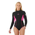 Traje de surf de primavera Rip Curl G-Bomb 1.5mm negro y rosa mujer, vista frontal en tres cuartos: manga larga, corte tipo bañador hi-cut, paneles rosas laterales, logo diamante en pecho y logo Rip Curl Wetsuits en manga.