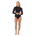 Traje surf primavera Rip Curl G-Bomb 1.5mm negro y rosa mujer, vista frontal completa: manga larga, corte bañador hi-cut, paneles rosas laterales, logo diamante en pecho y logo en manga.