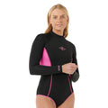 Vista lateral del traje de primavera Rip Curl G-Bomb 1.5mm negro y rosa mujer: panel rosa en costado, manga larga con inscripción Rip Curl en puño, corte bañador hi-cut y ribete rosa.
