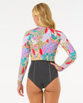 Mujer de cuerpo entero con traje de neopreno RIP CURL G-BOMB 1.5MM FZ SPRINGSUIT, en pose natural sobre fondo blanco.